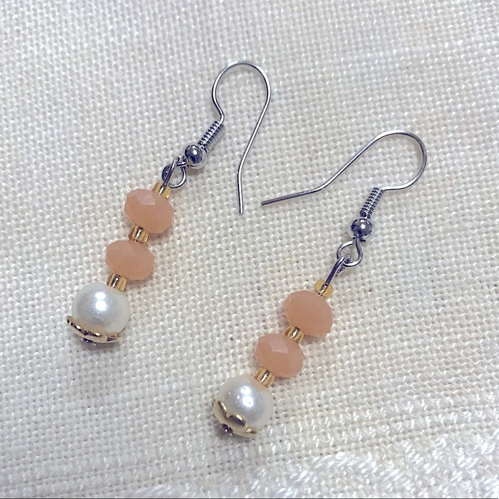 🆕Sweet Handmade Peachy Beaded Dangle Earrings for Pierced Ears👌🏼Lightweight🌸